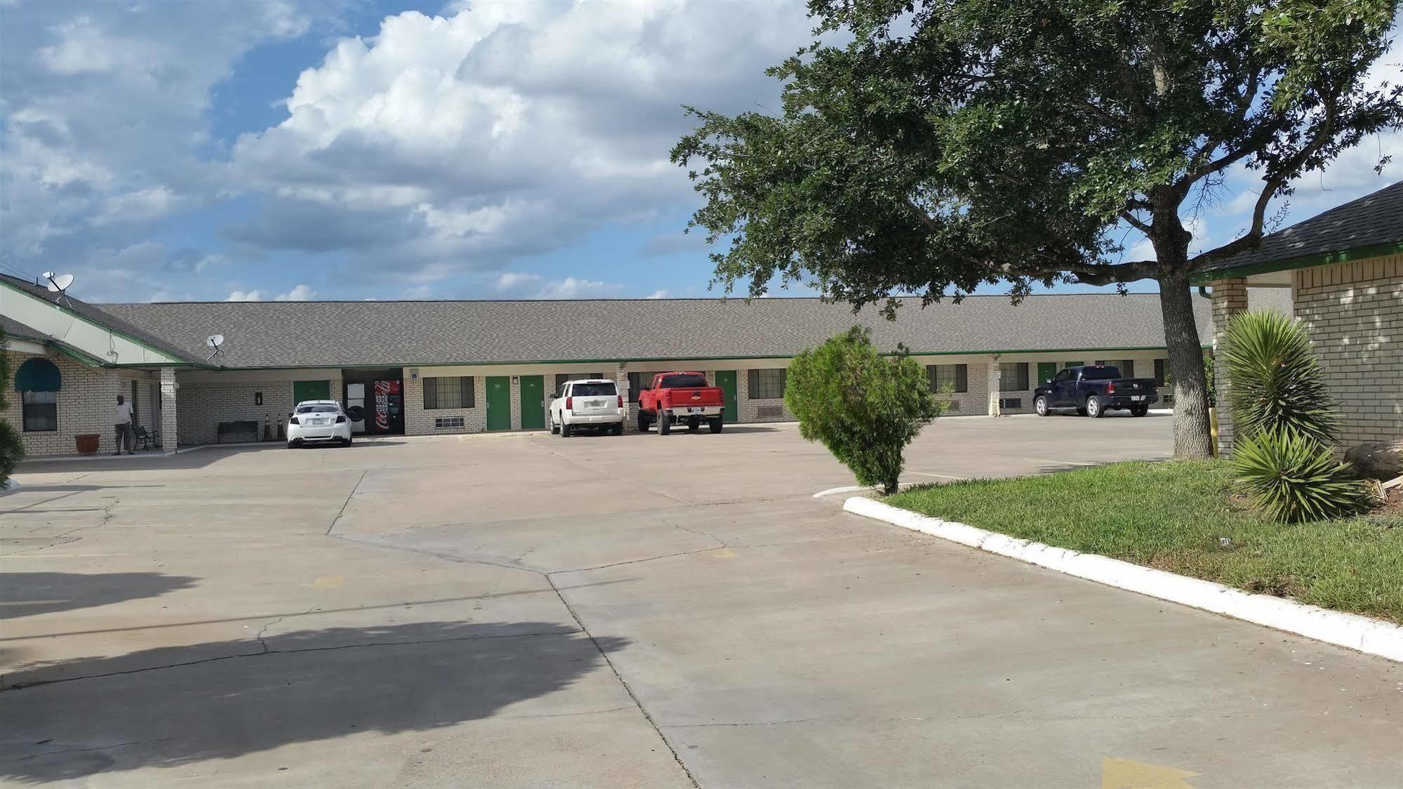 Garden Inn & Suites Hebbronville Extérieur photo