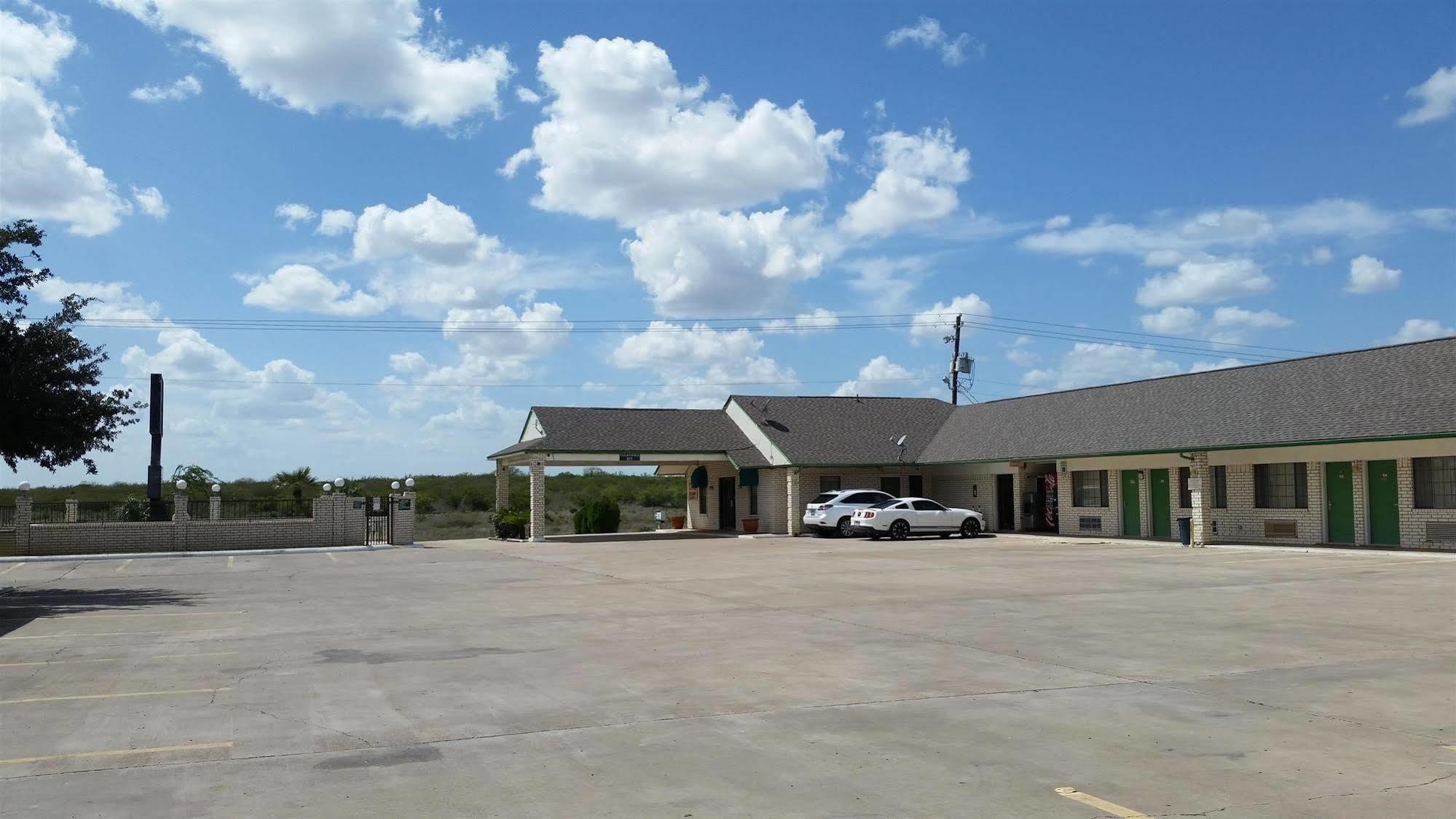 Garden Inn & Suites Hebbronville Extérieur photo